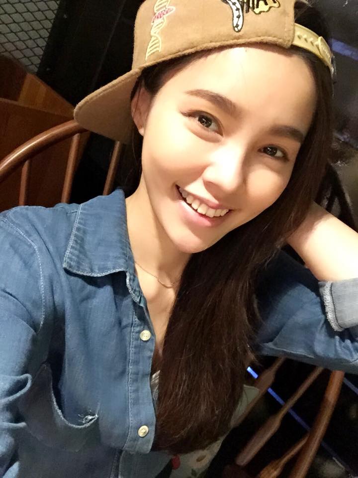陈郁安YUAN 美腿车模气质出众长腿吸睛