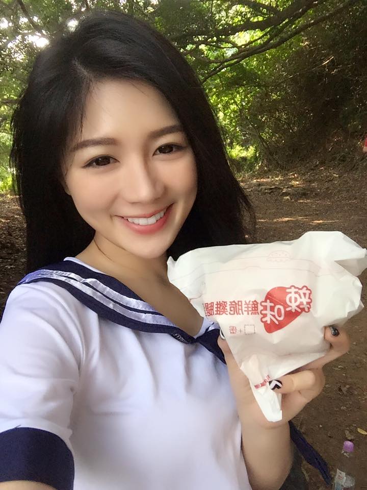 乐芙(简书予) 爆红神级正妹超萌还有好身材