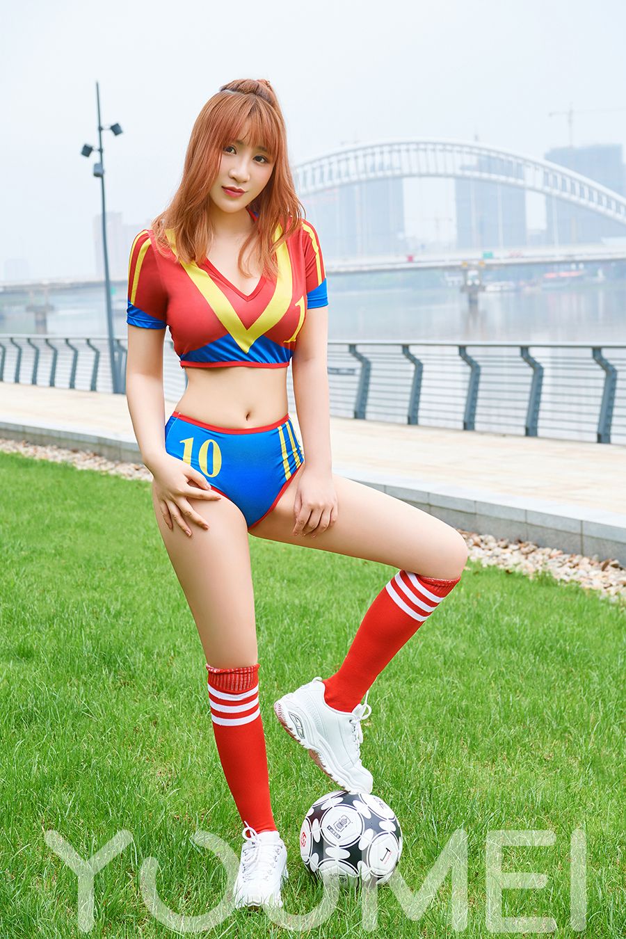 巨臀妖精谢芷馨 多彩的西班牙球服
