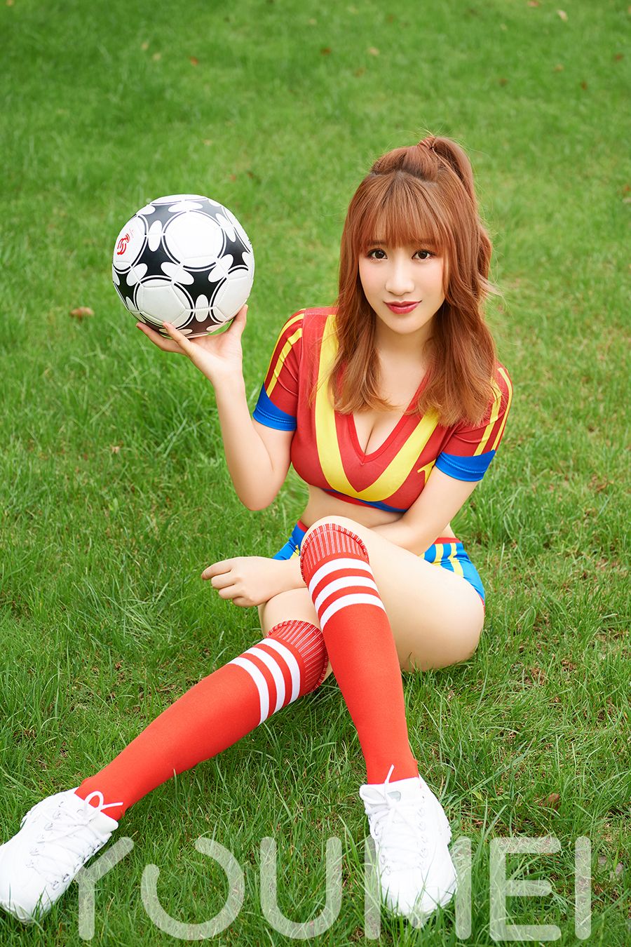 巨臀妖精谢芷馨 多彩的西班牙球服