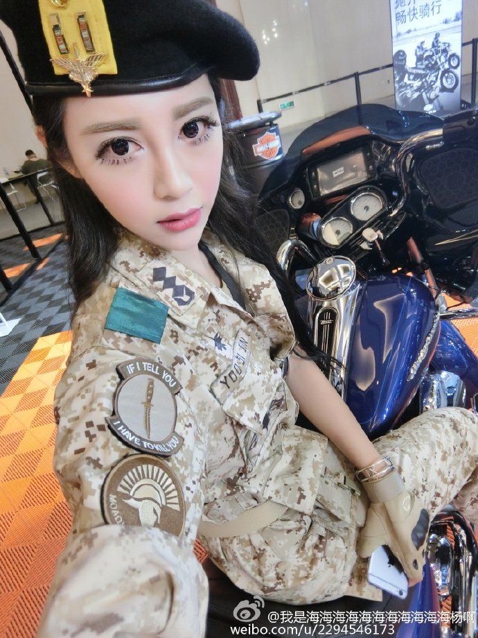 海杨 英姿飒爽的戎装写真图