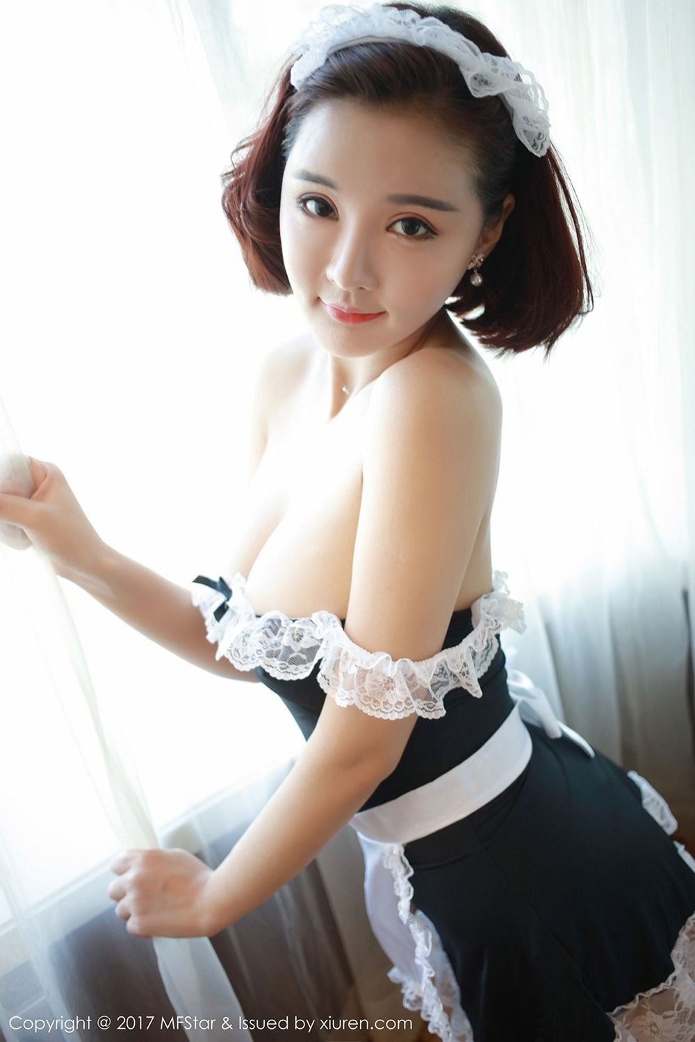 人气女神佳佳JiaJia 俏皮女仆透视旗袍
