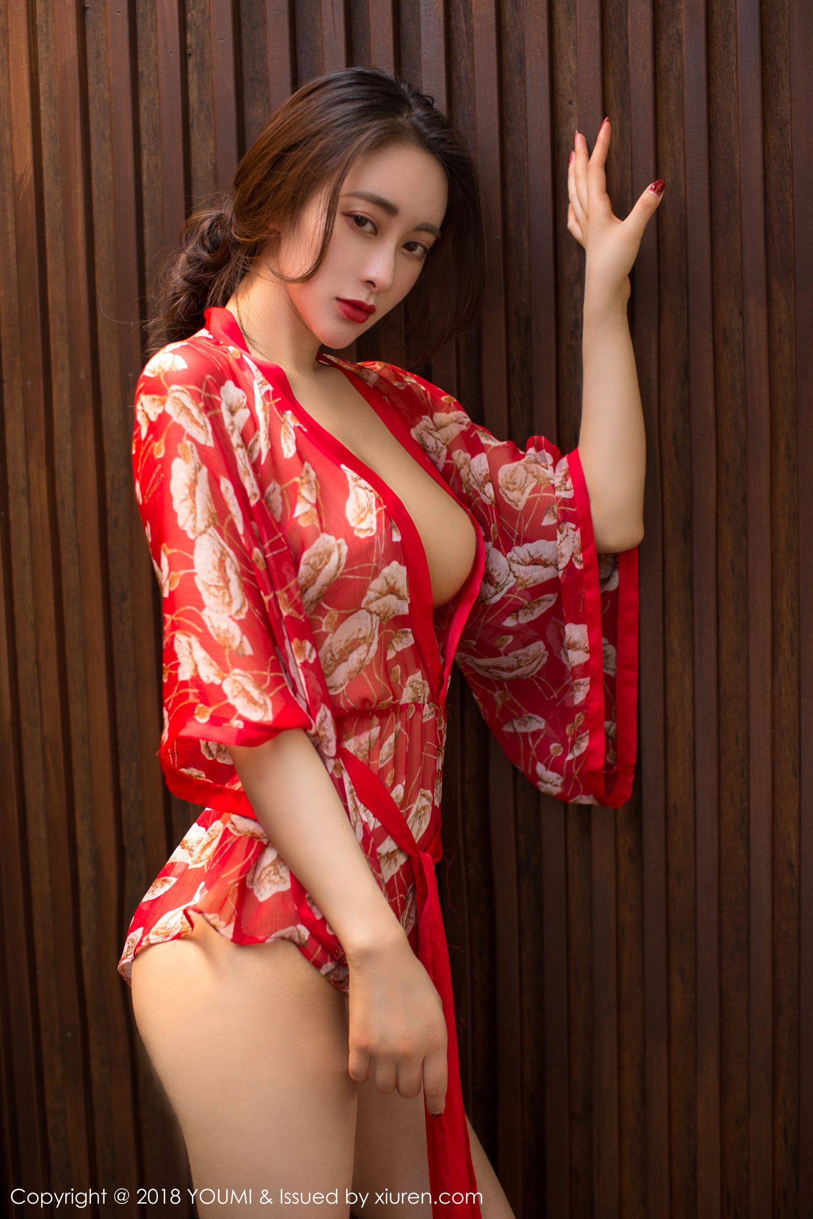 穆菲菲马尔代夫旅拍 红色的鲜艳和服