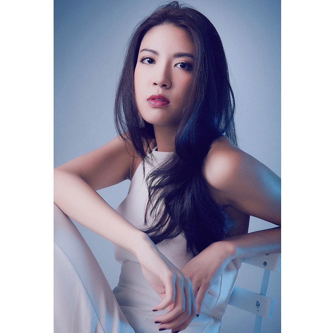 余逸思Yoshi Yu 健身女模大秀好身材