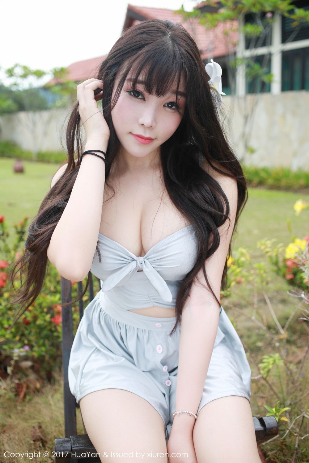 童颜女神芝芝Booty 白肌吊带火红死库水