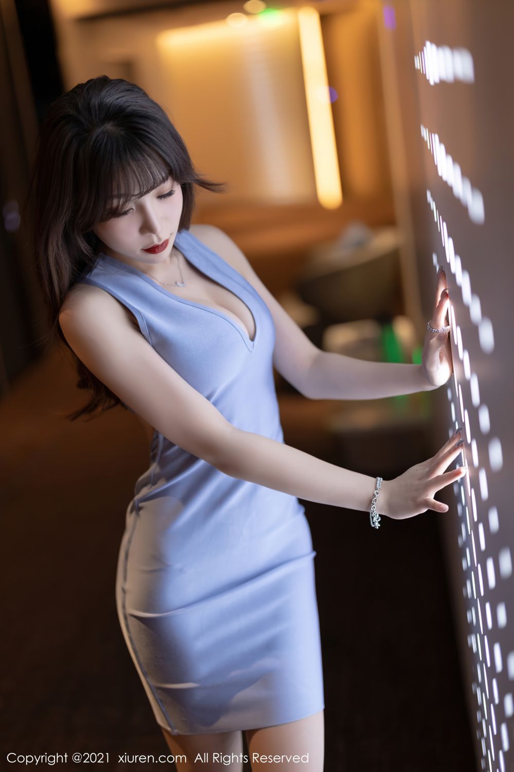全民女神芝芝Booty 浅蓝色的短裙涌动