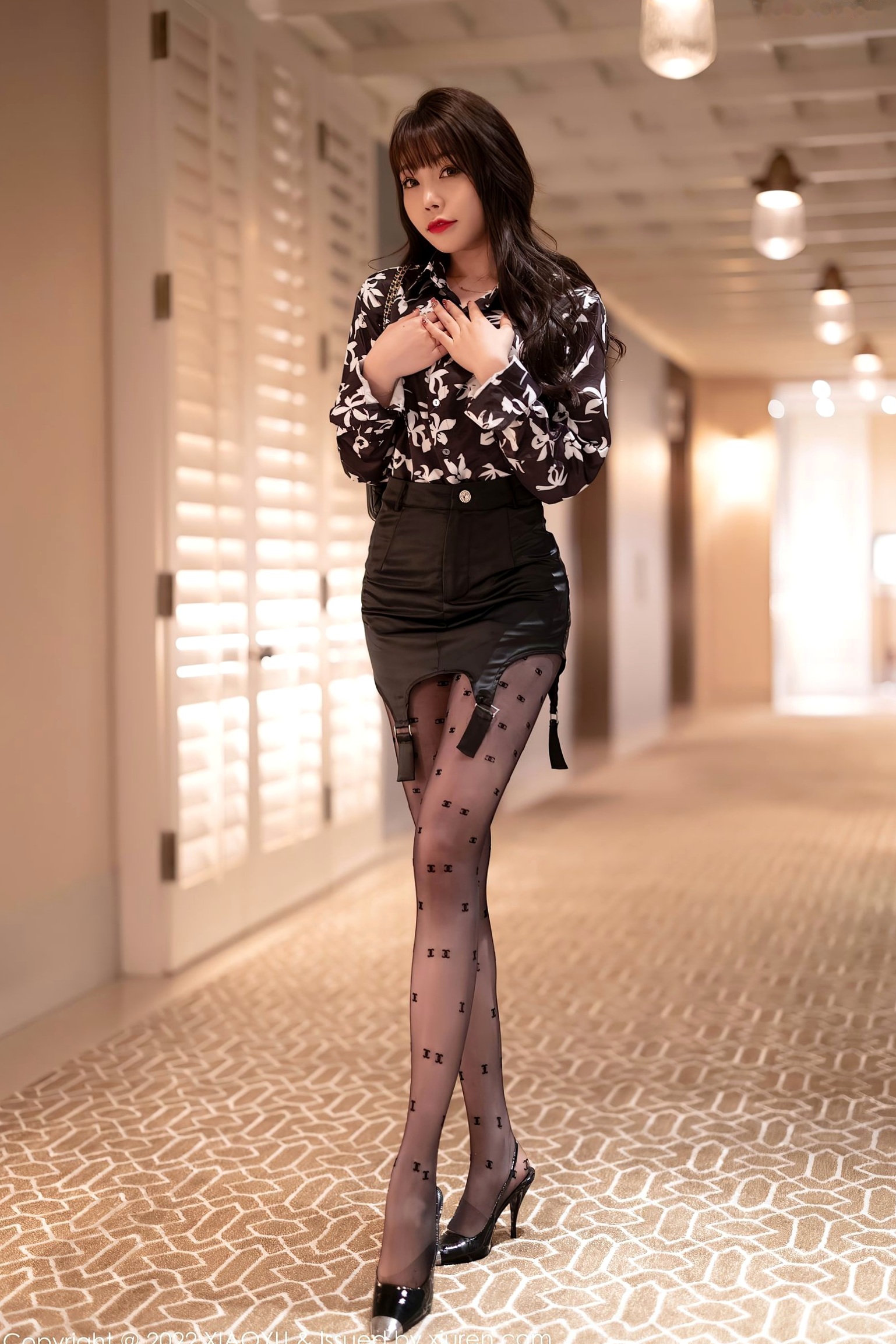 语画界-693-芝芝Booty:红粉内衣与黑丝诱惑,曼妙私房摄影大尺度唯美写真