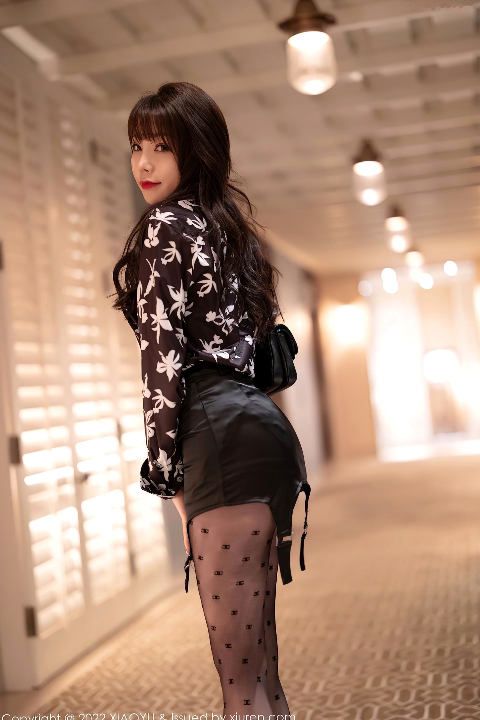 语画界-693-芝芝Booty:红粉内衣与黑丝诱惑,曼妙私房摄影大尺度唯美写真