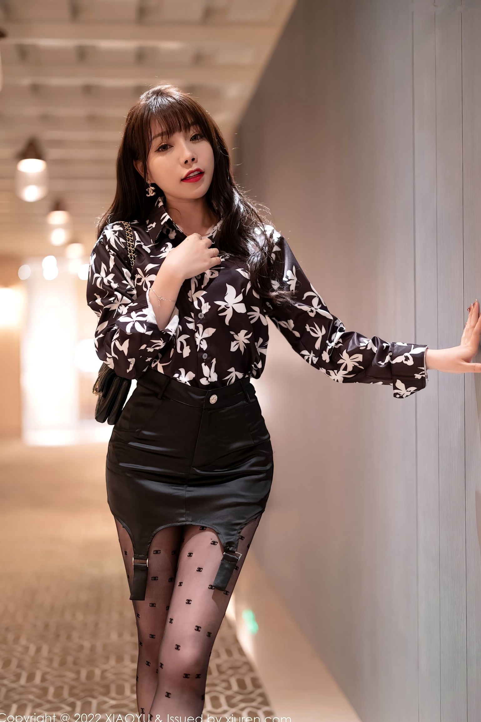 语画界-693-芝芝Booty:红粉内衣与黑丝诱惑,曼妙私房摄影大尺度唯美写真