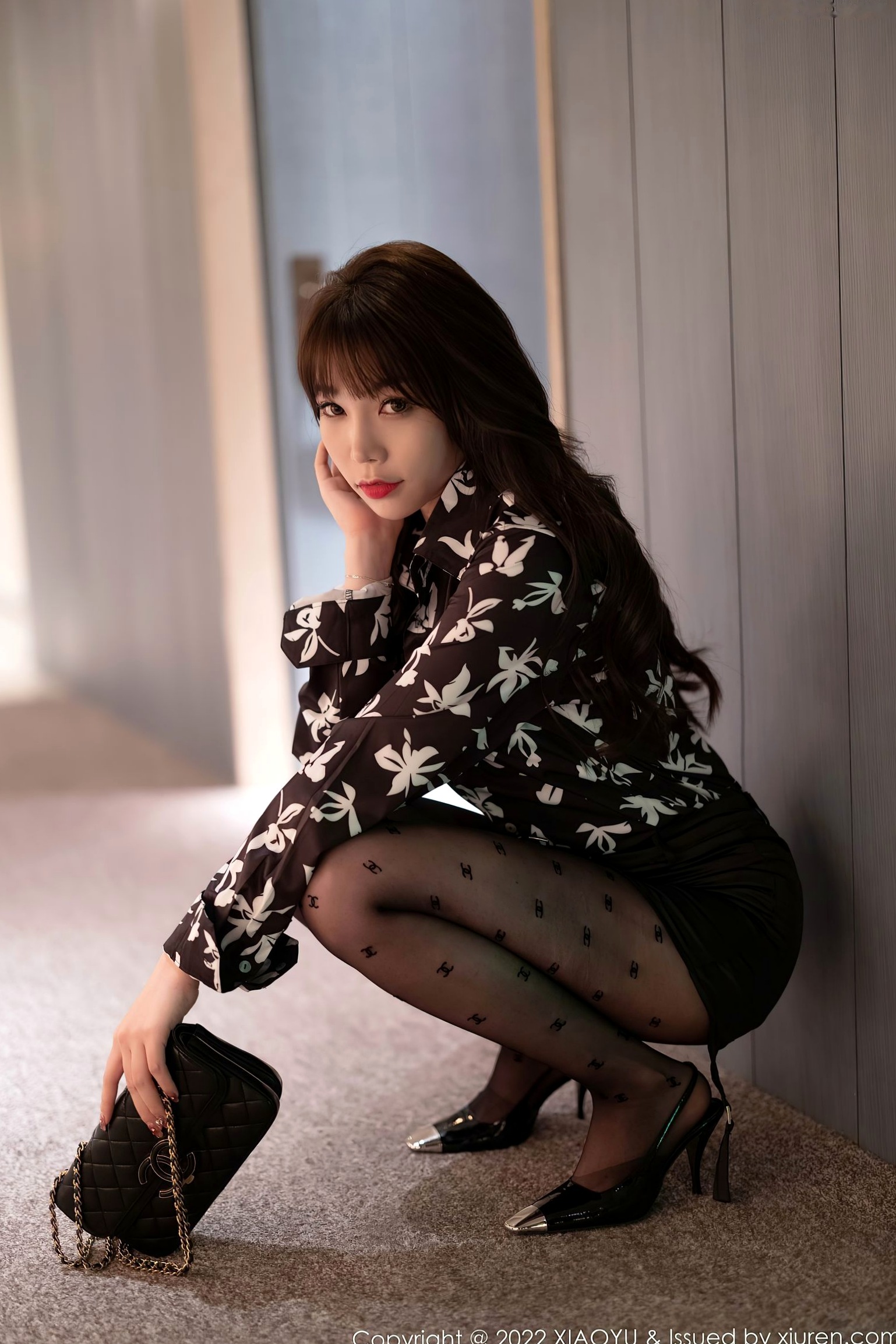 语画界-693-芝芝Booty:红粉内衣与黑丝诱惑,曼妙私房摄影大尺度唯美写真