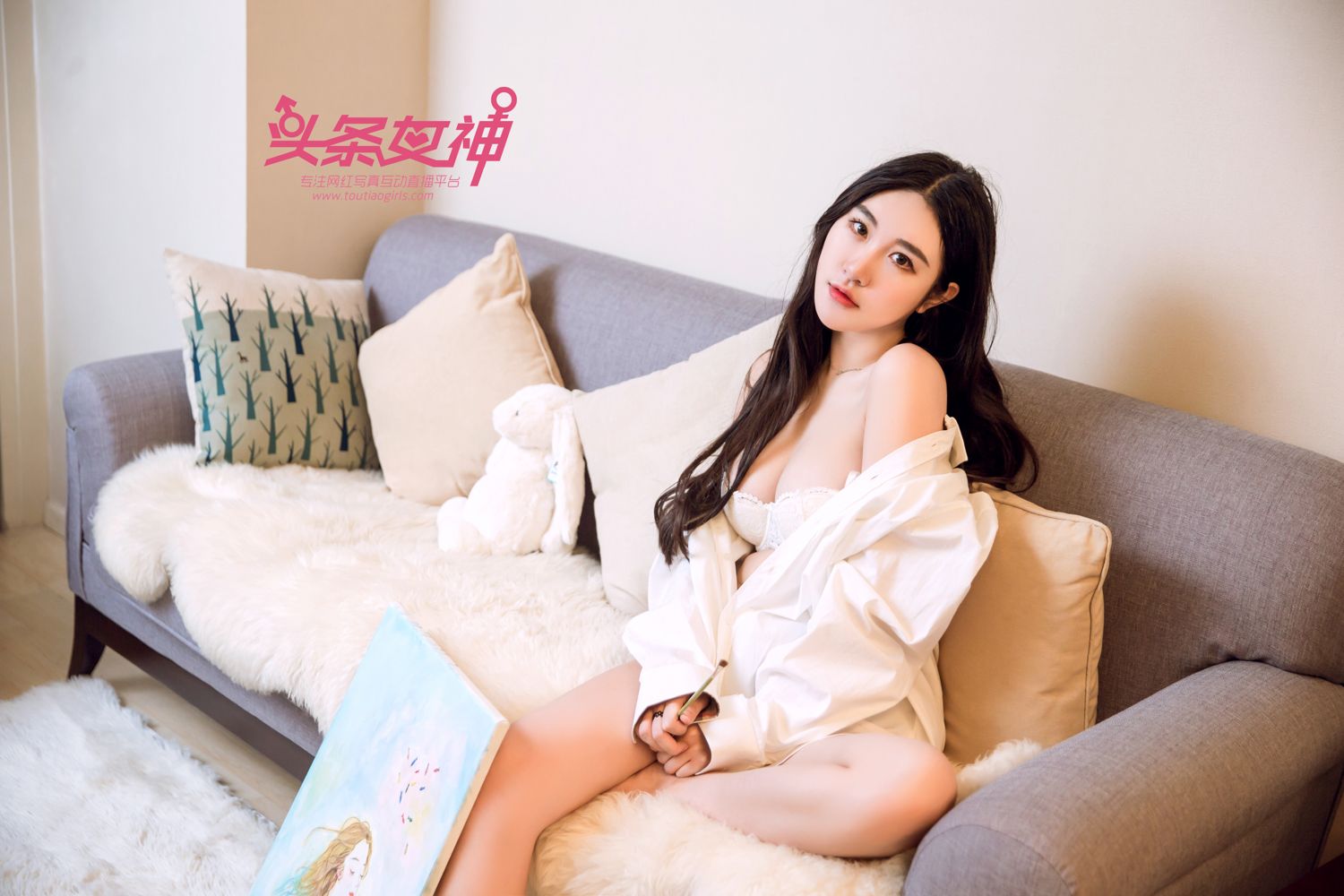 文艺女生七姑娘 少女与画儿为伴