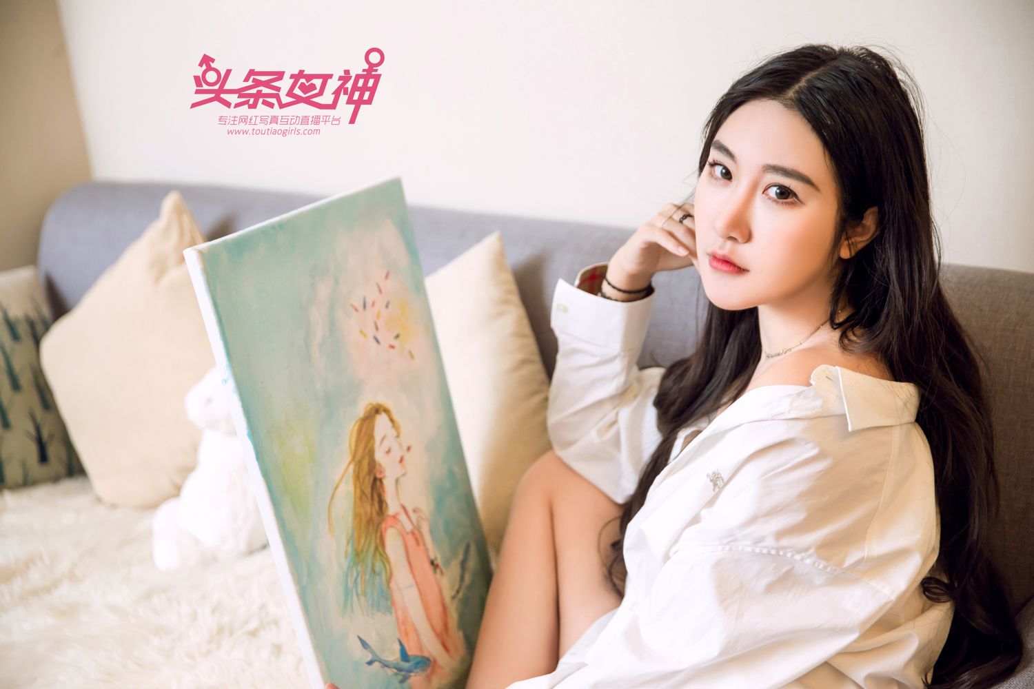 文艺女生七姑娘 少女与画儿为伴