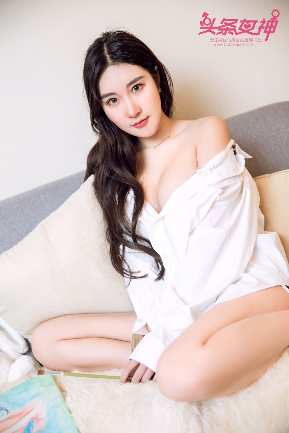 文艺女生七姑娘 少女与画儿为伴