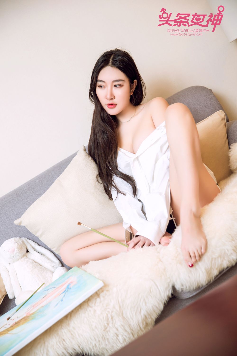 文艺女生七姑娘 少女与画儿为伴