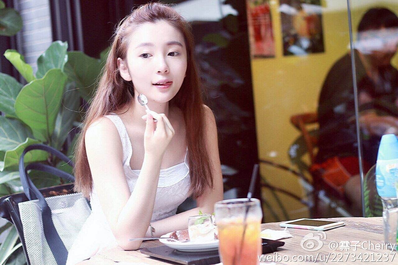 王霁婷 超白皙妹子美图