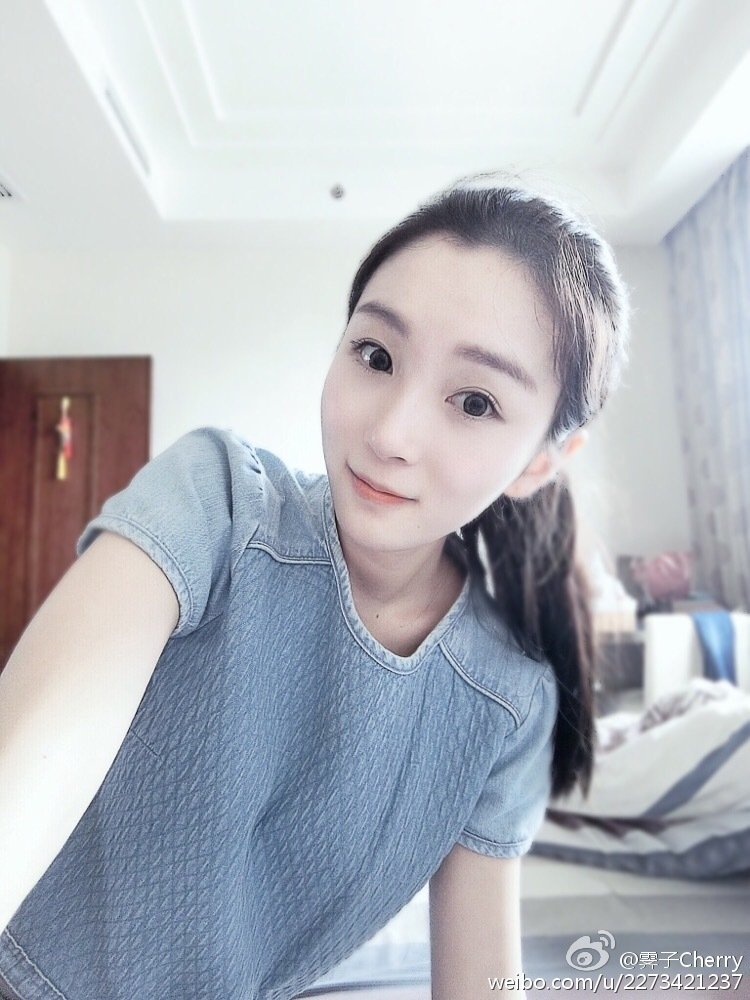 王霁婷 超白皙妹子美图