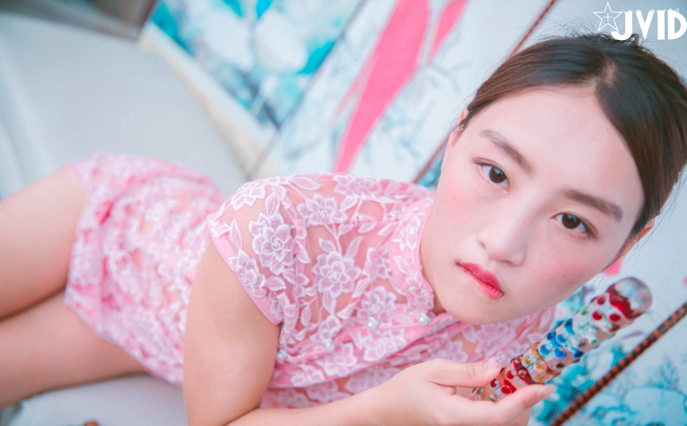 JVID Annie国风旗袍诱惑写真:粉色蕾丝透视旗袍下的迷人魅力,古典屏风前的极致大胆演绎,无圣光大尺度私房视觉盛宴