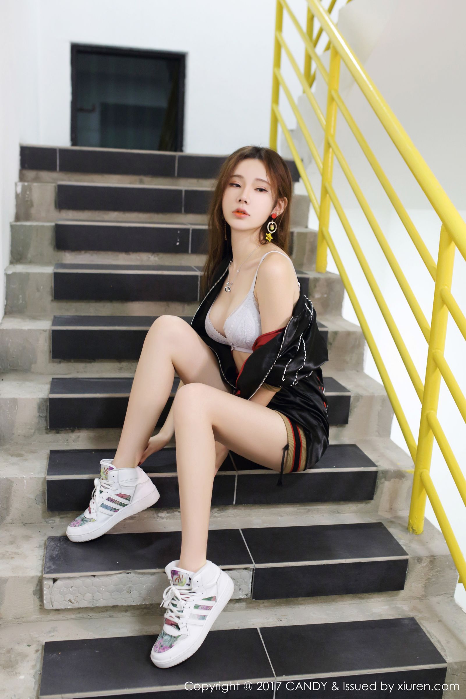 魅惑女神萌琪琪 运动装白色比基尼