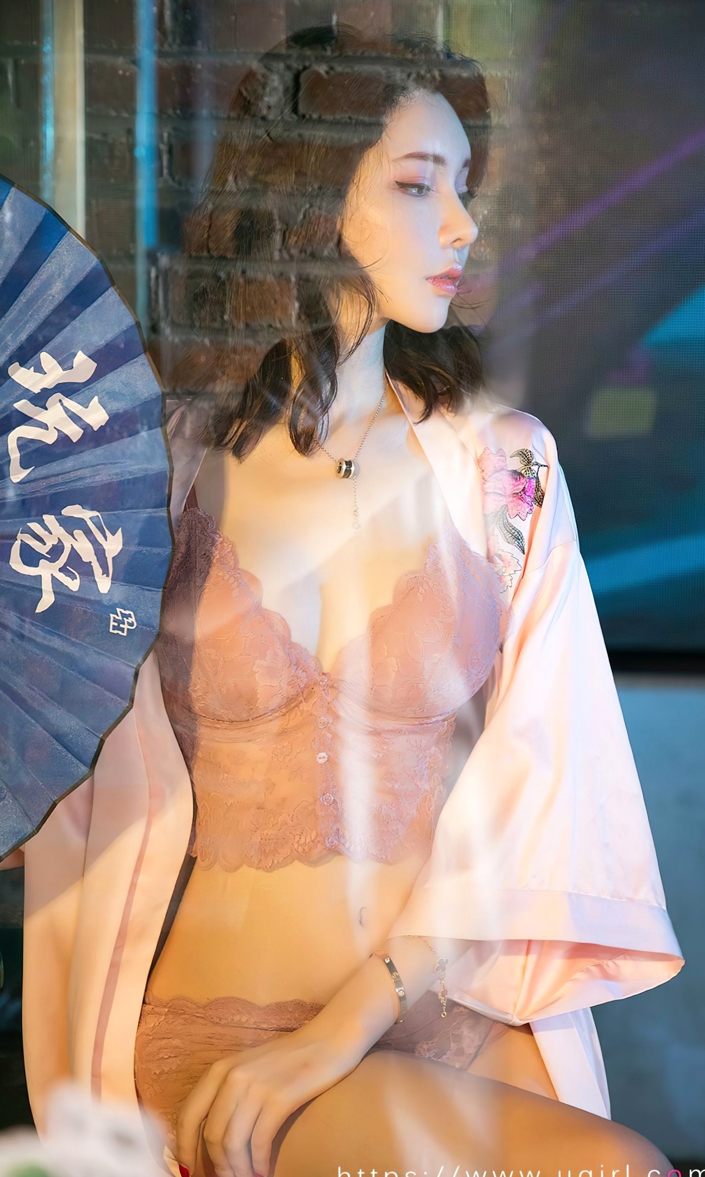 尤果圈萌琪琪《旅人日记》:浴室霓虹灯影下的诱惑,手持折扇尽显性感内衣写真(无圣光)