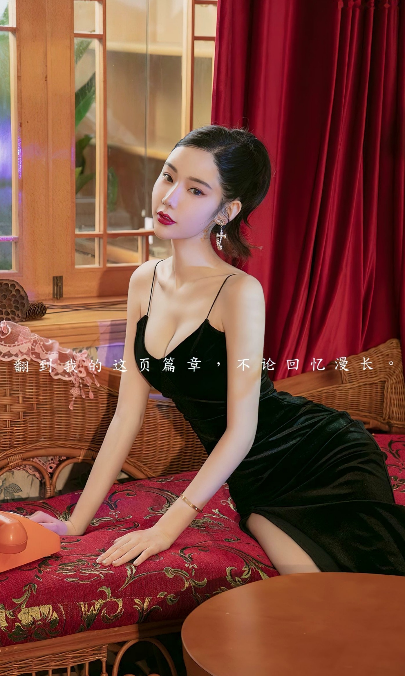 UGirls尤果圈-萌琪琪《唯美诗篇》黑色丝绒吊带复古私房,白皙美背诱惑大尺度写真