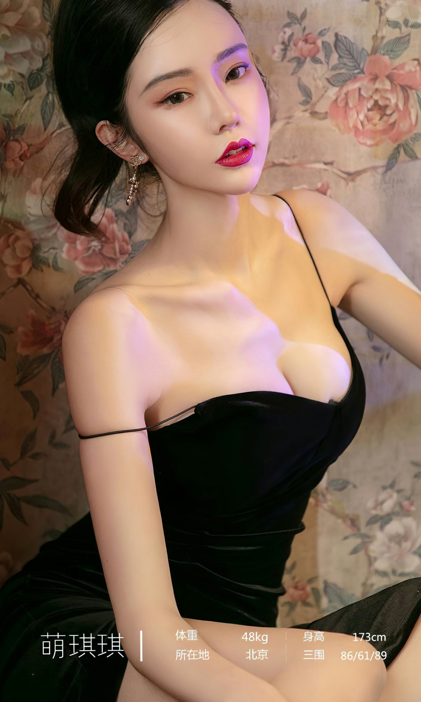 UGirls尤果圈-萌琪琪《唯美诗篇》黑色丝绒吊带复古私房,白皙美背诱惑大尺度写真