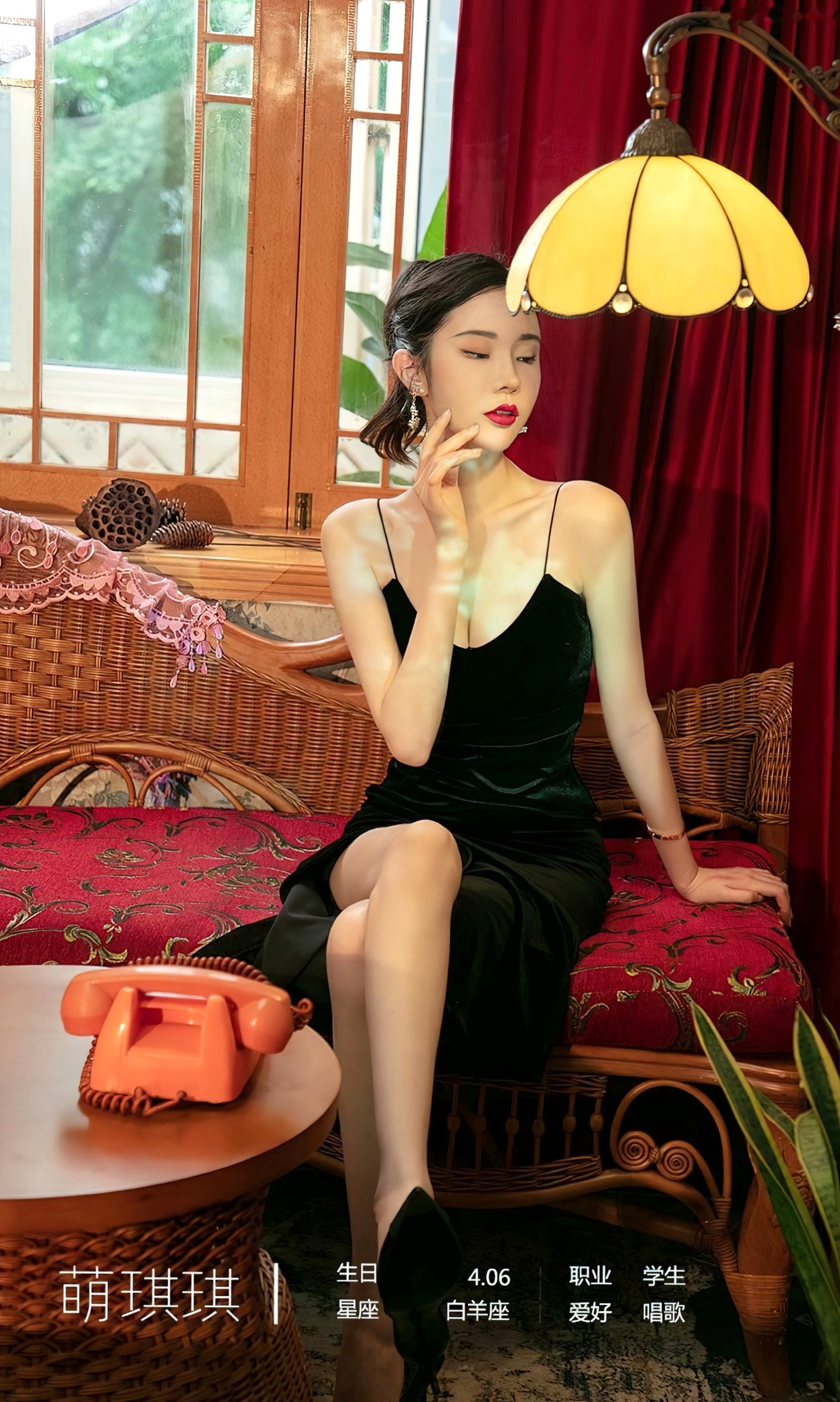 UGirls尤果圈-萌琪琪《唯美诗篇》黑色丝绒吊带复古私房,白皙美背诱惑大尺度写真