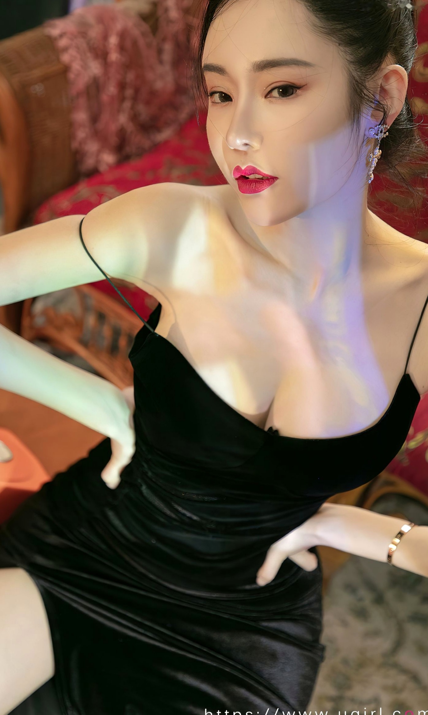 UGirls尤果圈-萌琪琪《唯美诗篇》黑色丝绒吊带复古私房,白皙美背诱惑大尺度写真