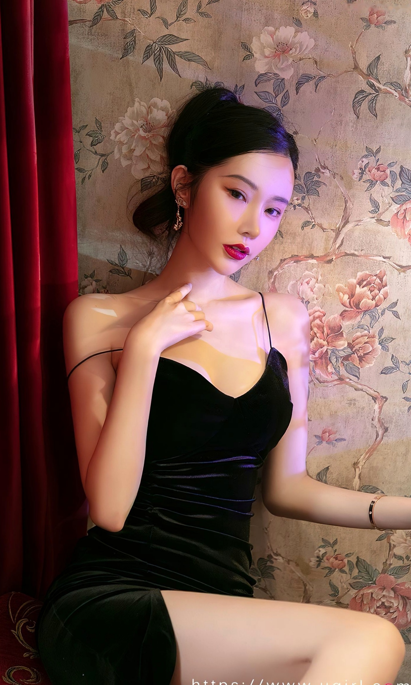 UGirls尤果圈-萌琪琪《唯美诗篇》黑色丝绒吊带复古私房,白皙美背诱惑大尺度写真