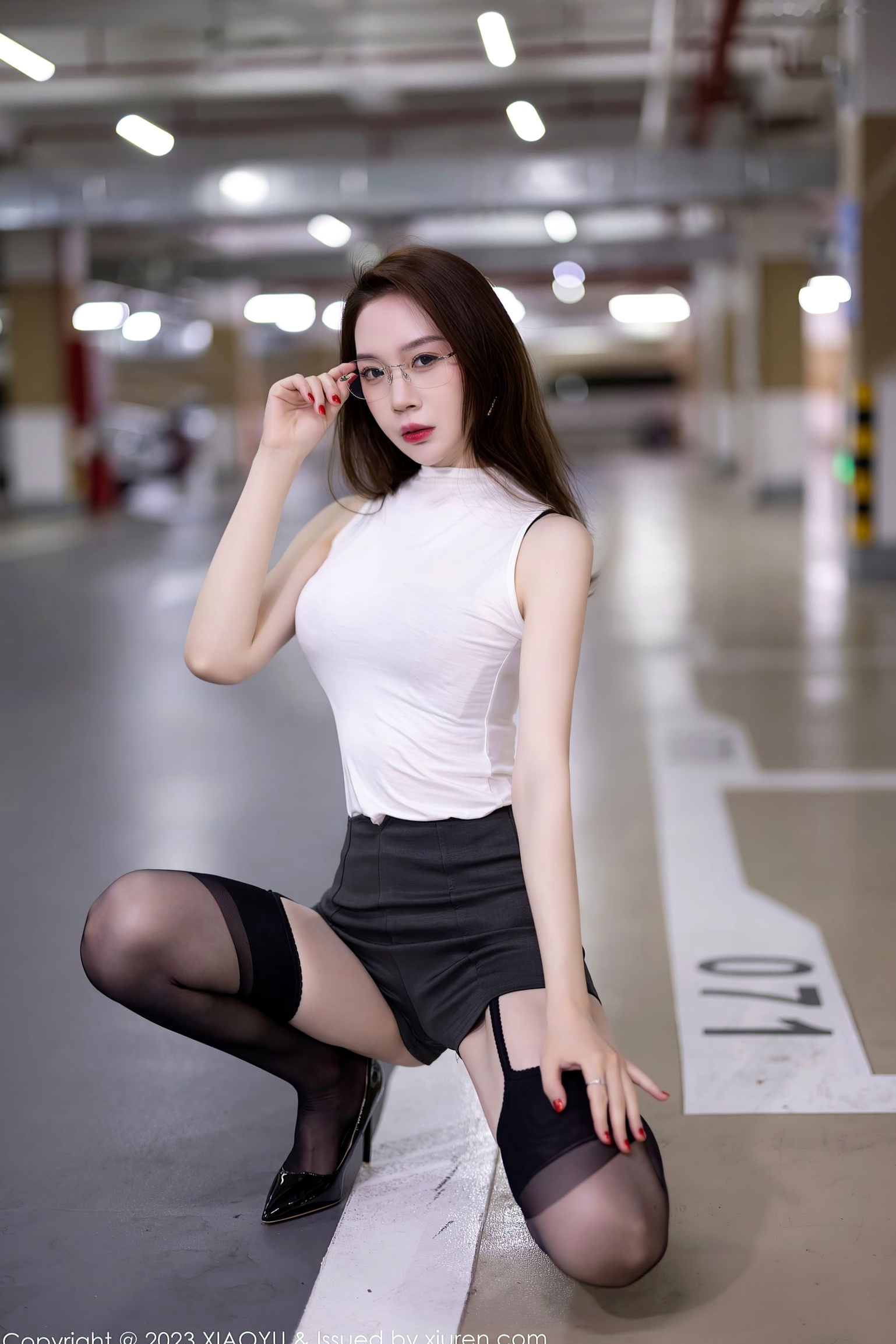 XiaoYu语画界-1011-梦心玥:室内私房性感大尺度,白T蕾丝内衣搭配风情黑丝,高跟御姐诱惑写真集