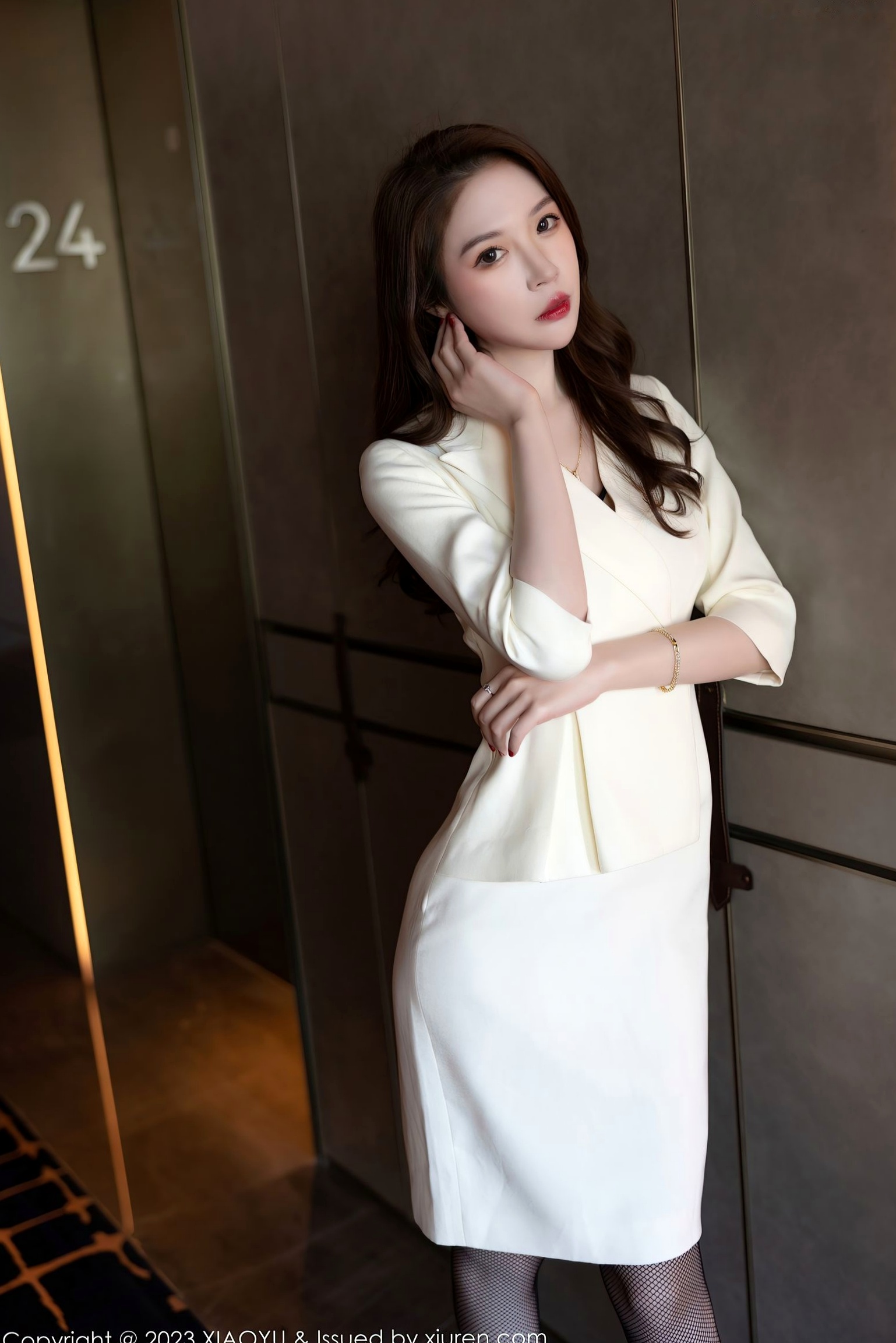 梦心玥-XiaoYu语画界私房写真,黑色蕾丝吊带袜极致诱惑,高级酒店室内冷艳大片