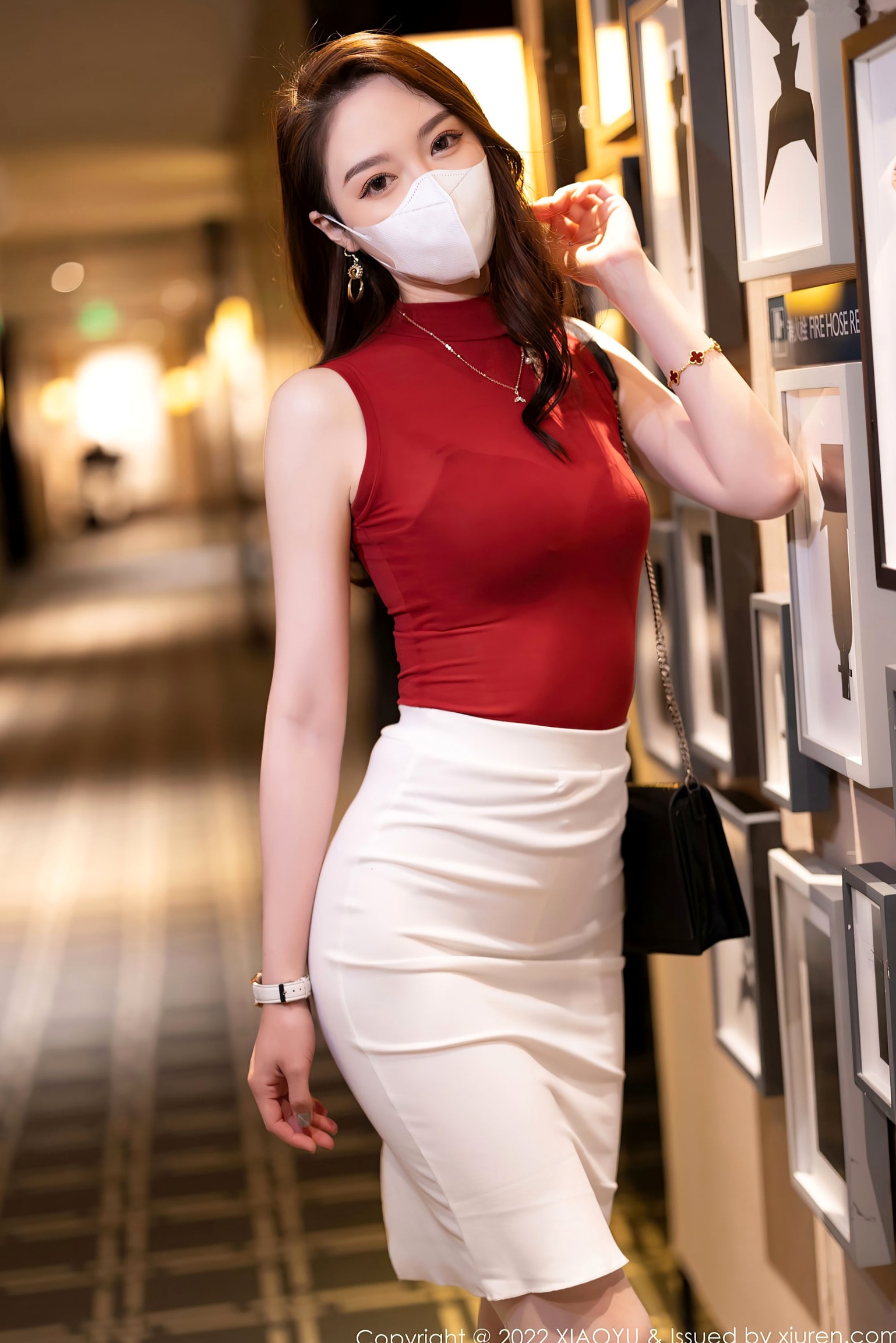 梦心玥室内私房摄影,红色紧身上衣配白裙丝袜,演绎性感诱惑的都市女神风情