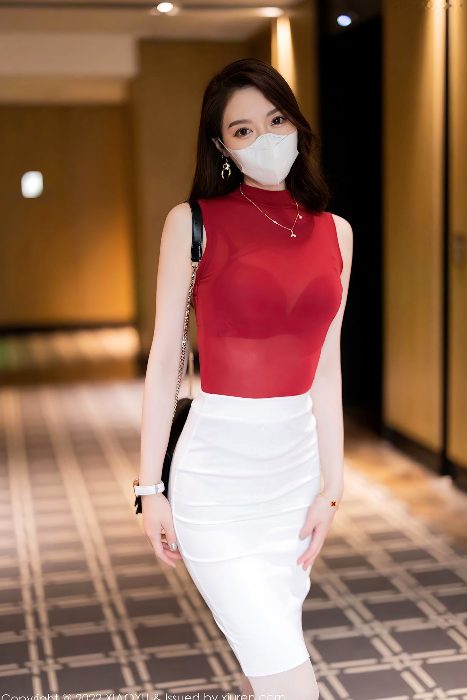 梦心玥室内私房摄影,红色紧身上衣配白裙丝袜,演绎性感诱惑的都市女神风情