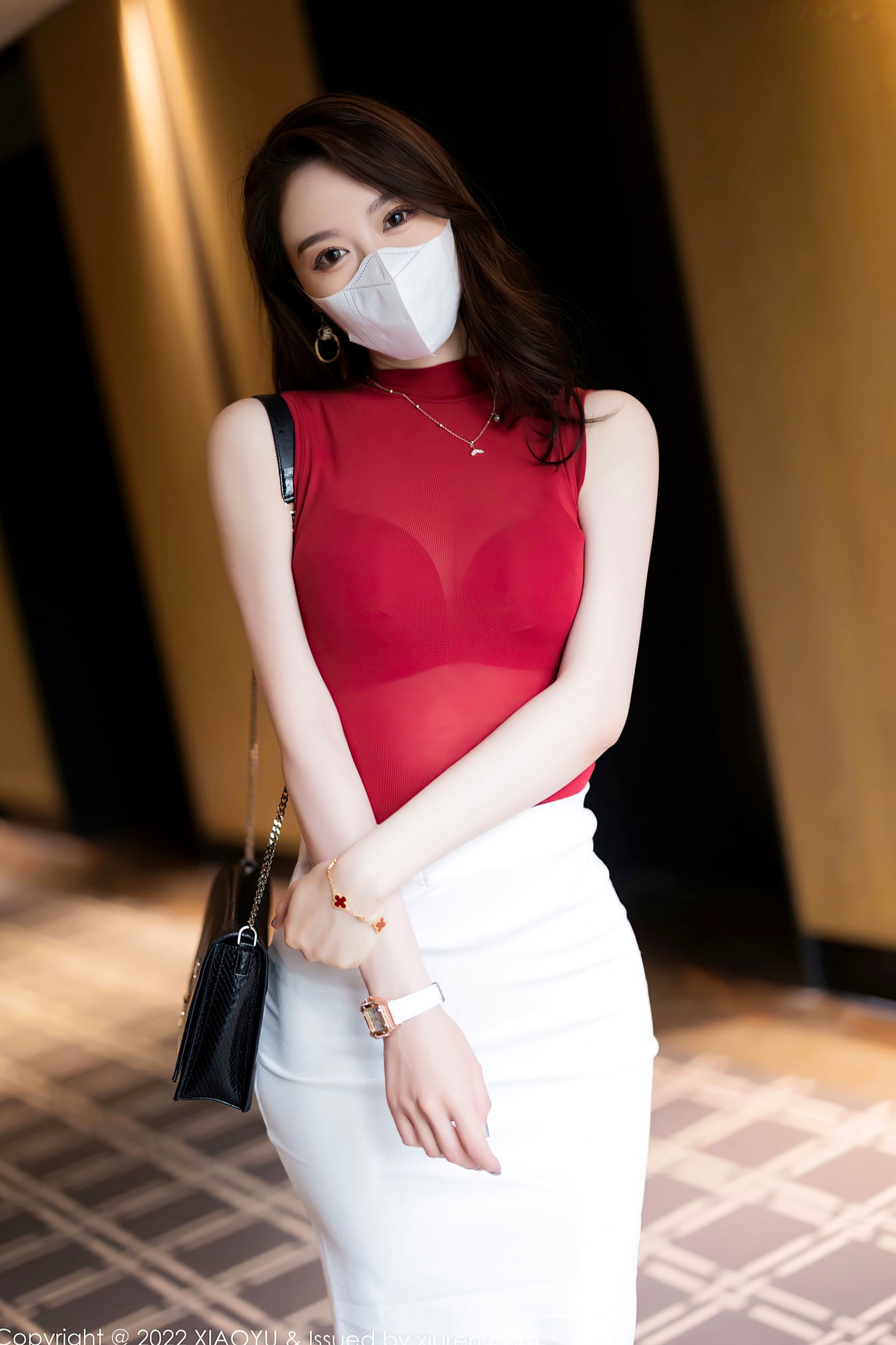 梦心玥室内私房摄影,红色紧身上衣配白裙丝袜,演绎性感诱惑的都市女神风情