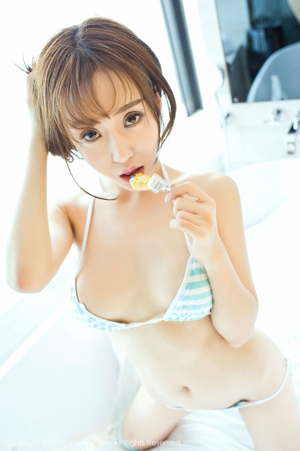 极致小美女顾灿 日系蓝白条三点式