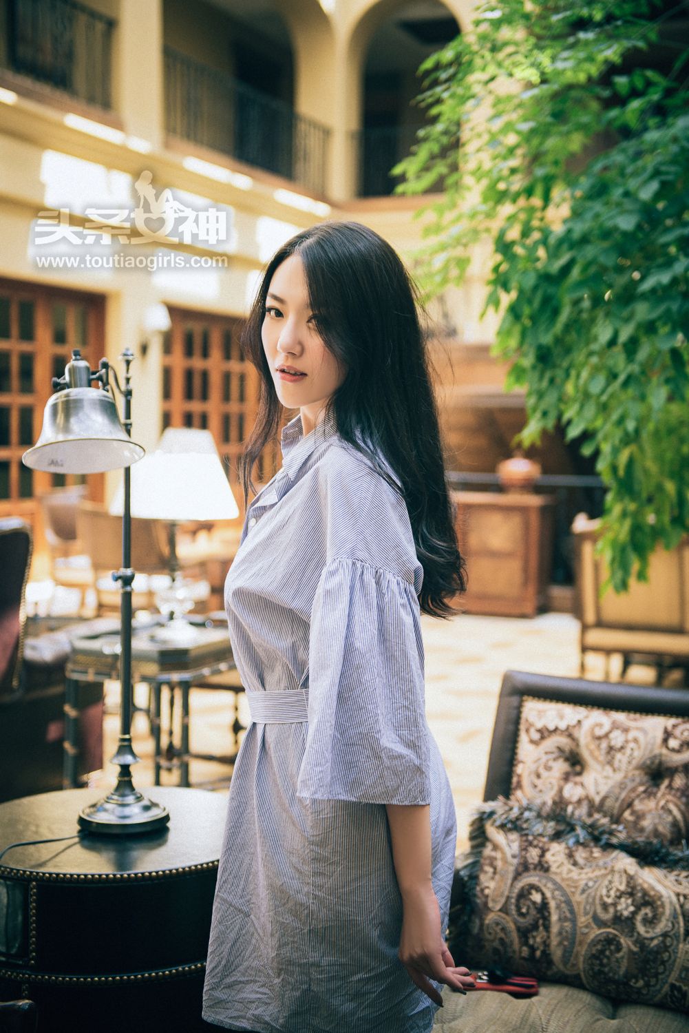头条女神丹丹爱在深秋 修身长裙贵气十足