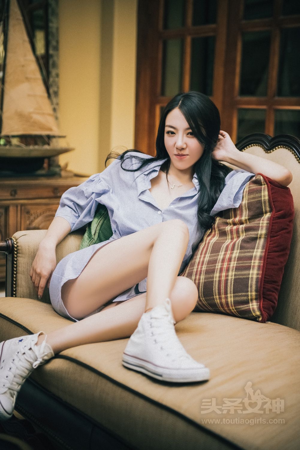 头条女神丹丹爱在深秋 修身长裙贵气十足