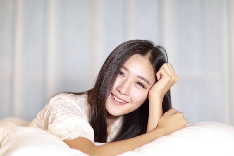 周琰琳 时尚美腿车模魅惑写真图