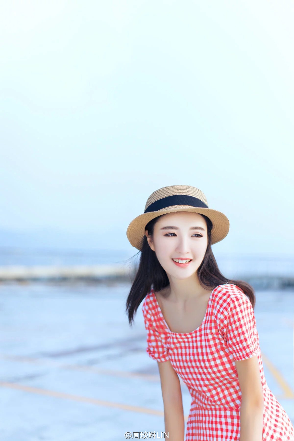 周琰琳 时尚美腿车模魅惑写真图