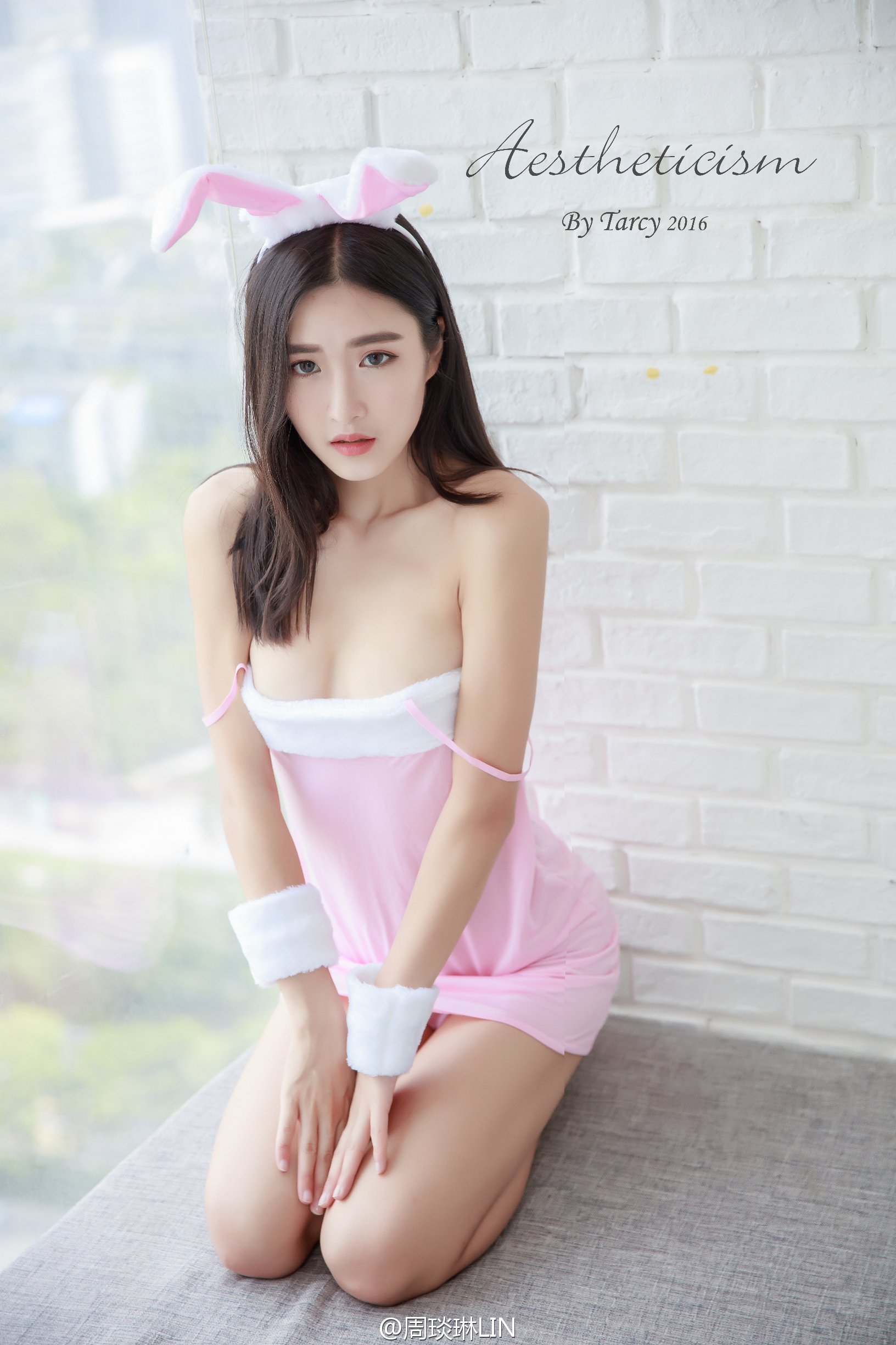周琰琳 时尚美腿车模魅惑写真图