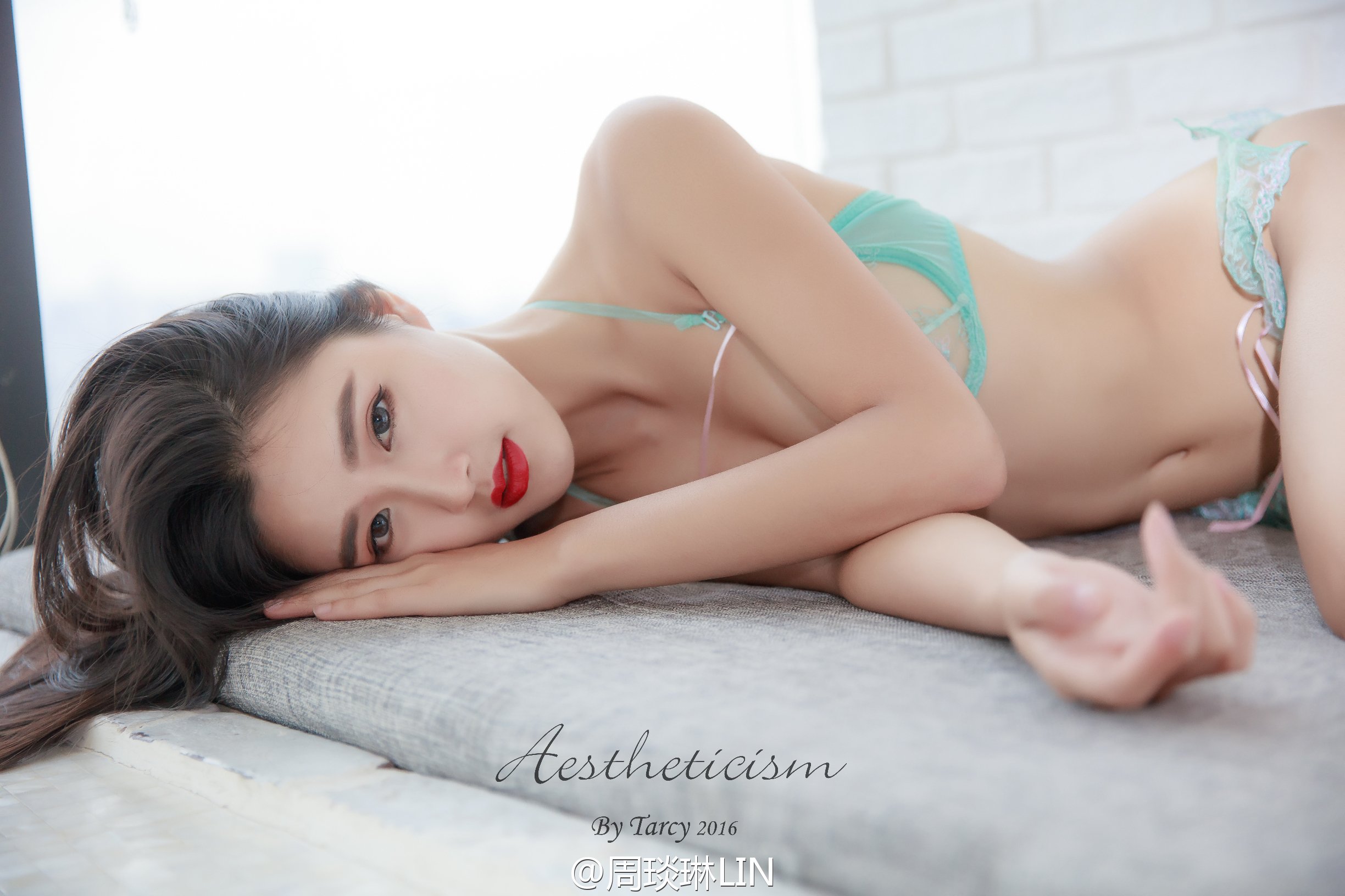 周琰琳 时尚美腿车模魅惑写真图