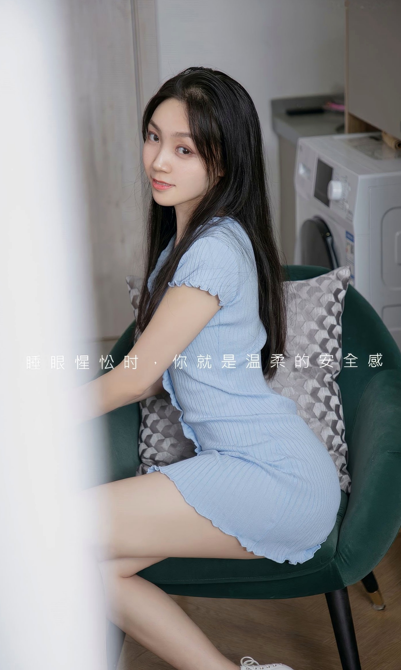 UGirlsApp尤果圈-2923-小桃子-《午后醒来》-2024.08.17-极品清新私房照,曼妙美腿诱惑女神,无圣光大尺度尽显S曲线