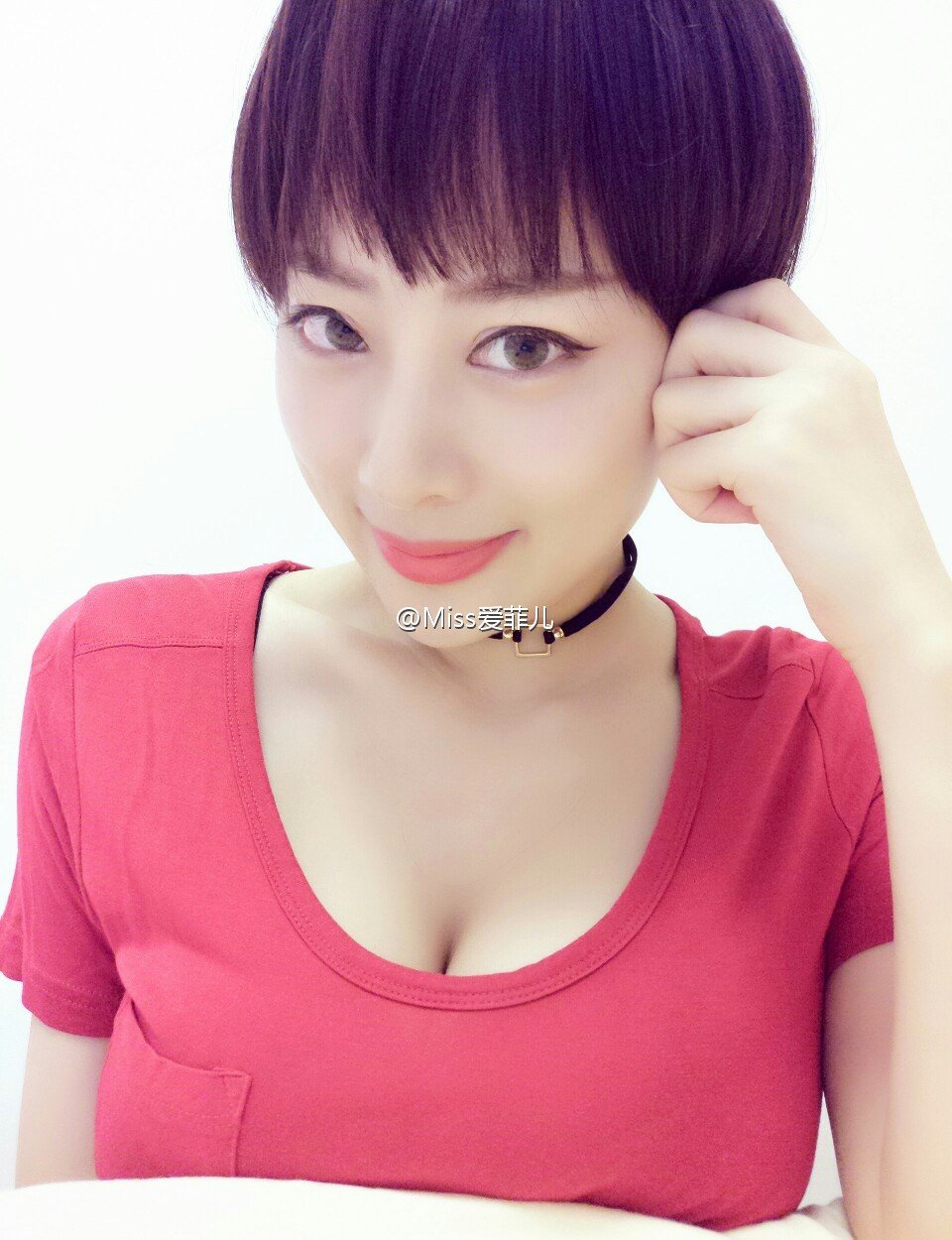 Miss爱菲儿 32H天然大白兔美女主播