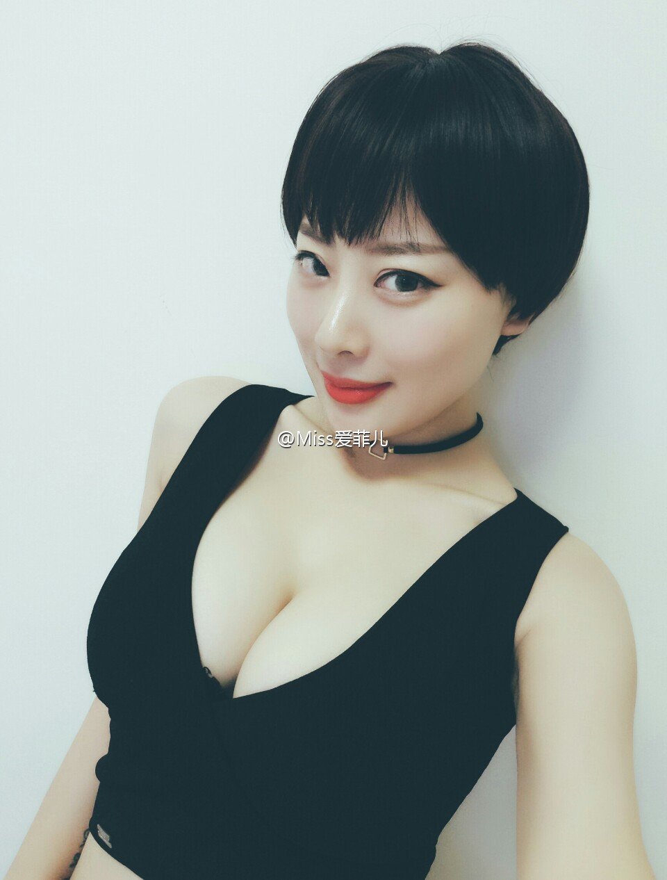 Miss爱菲儿 32H天然大白兔美女主播