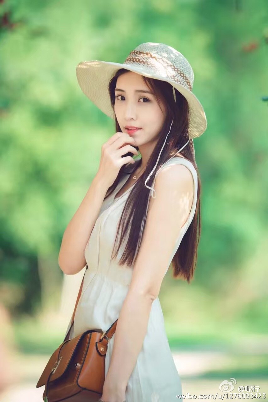 呢行 青涩妹子超养眼外拍写真图