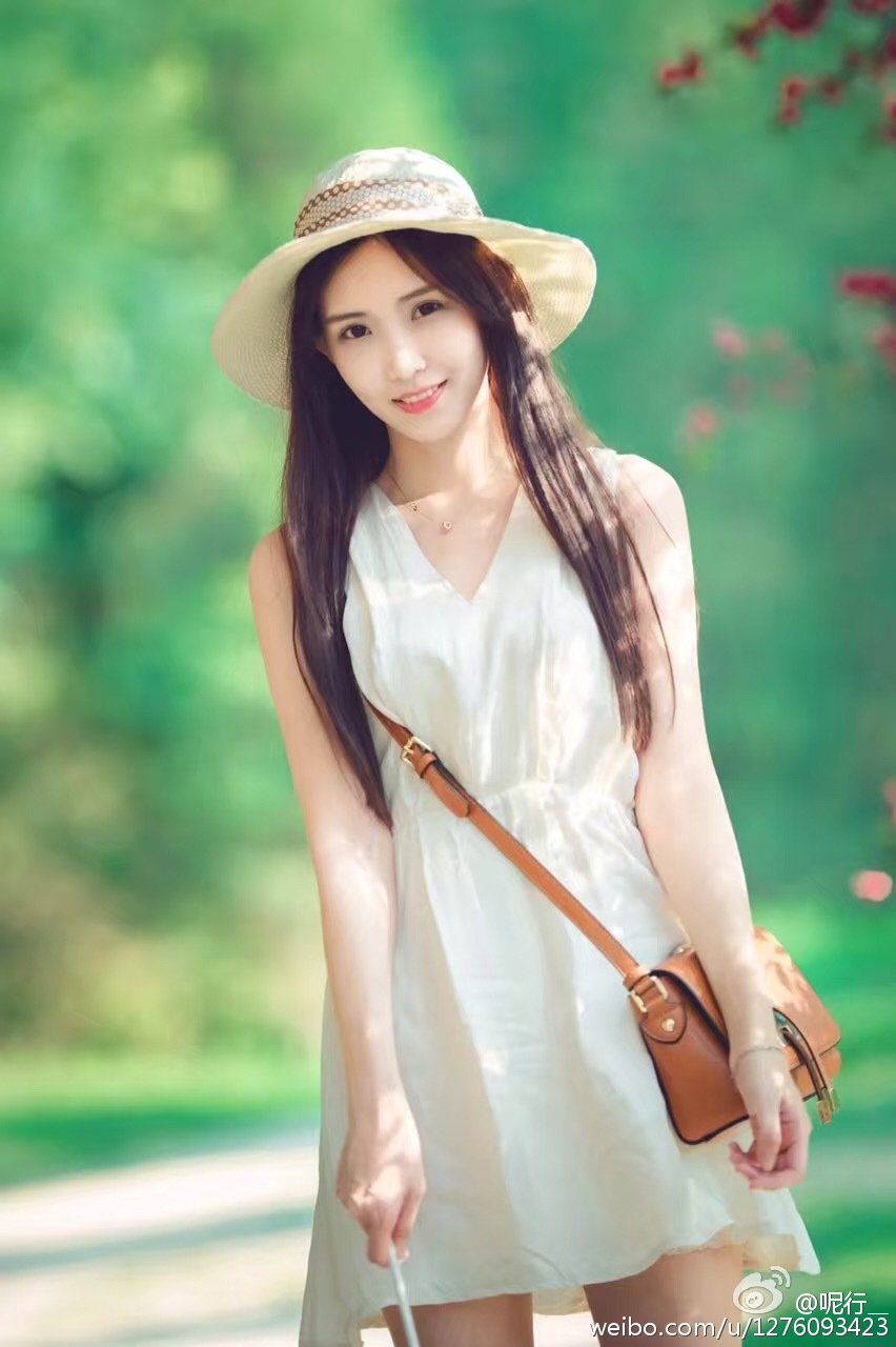 呢行 青涩妹子超养眼外拍写真图