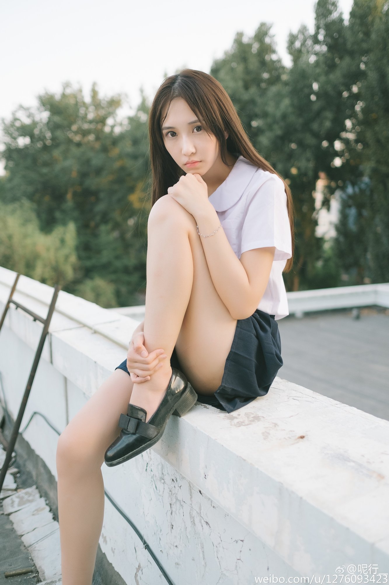 呢行 青涩妹子超养眼外拍写真图