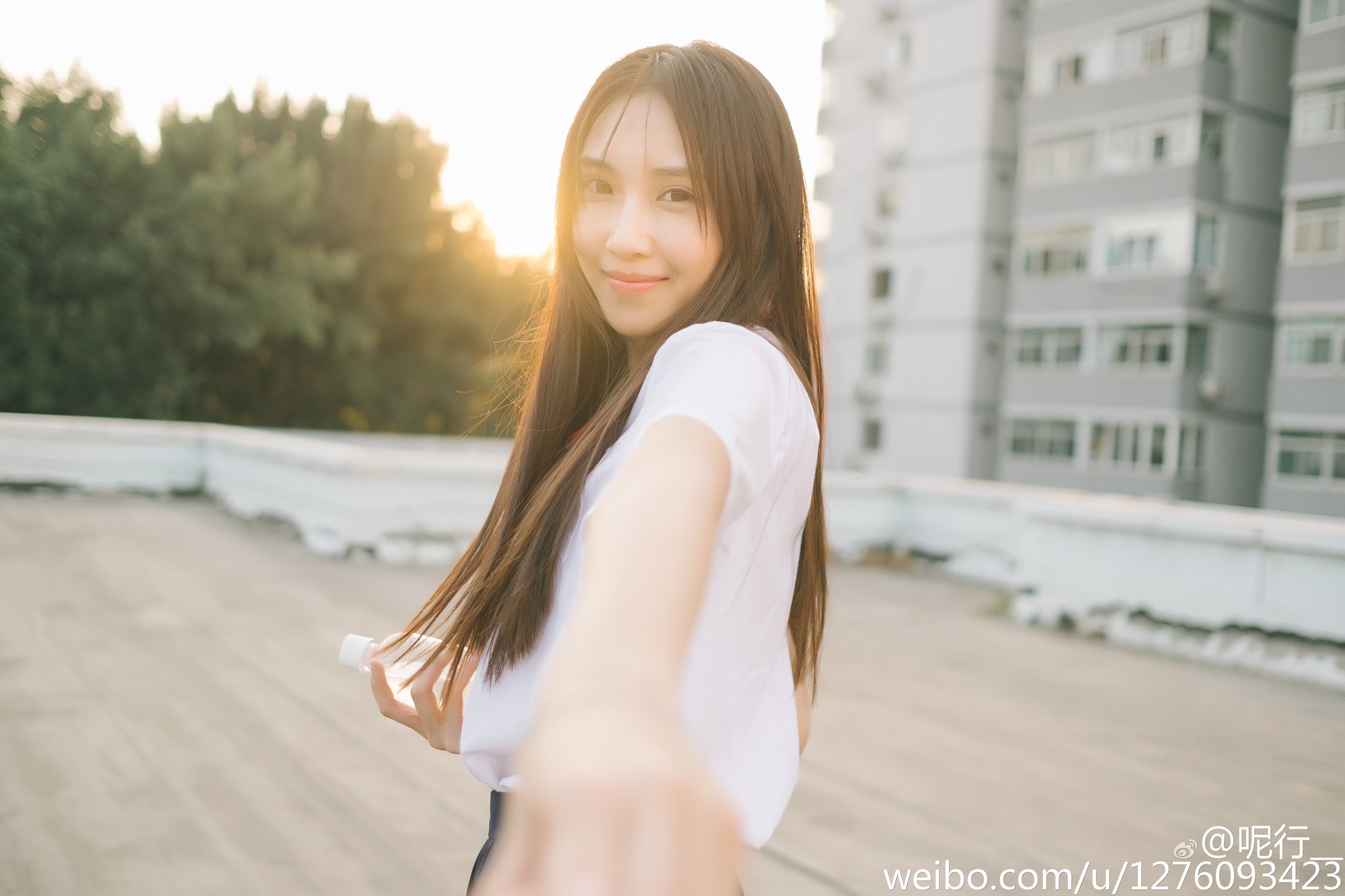 呢行 青涩妹子超养眼外拍写真图