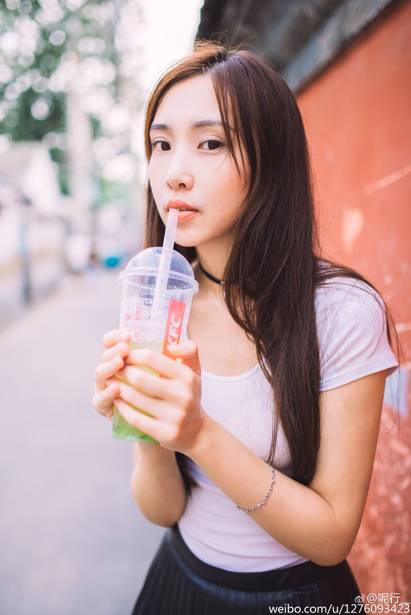 呢行 青涩妹子超养眼外拍写真图