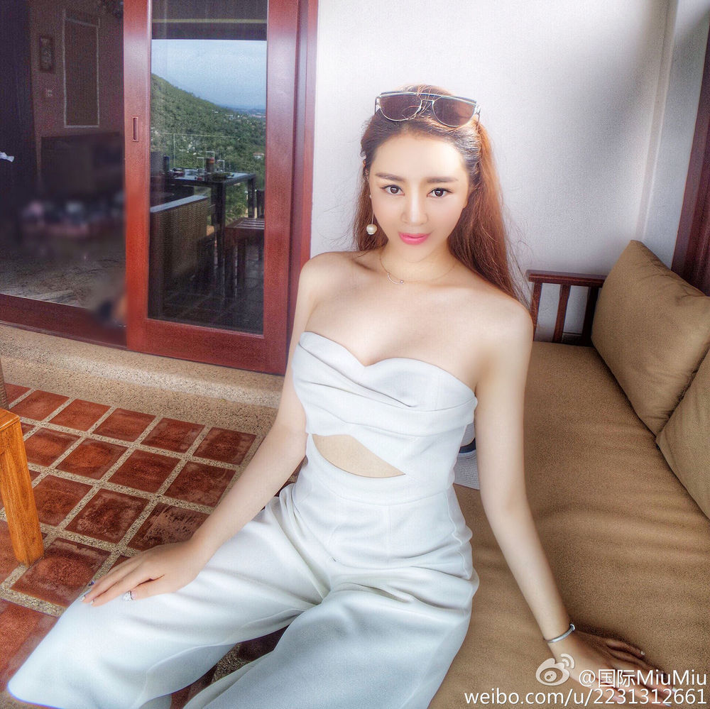 国际MiuMiu 微博性感私房写真图