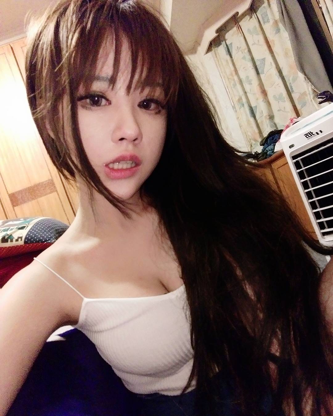 陈歕 充满忧伤感的妹子私房照诱惑写真图